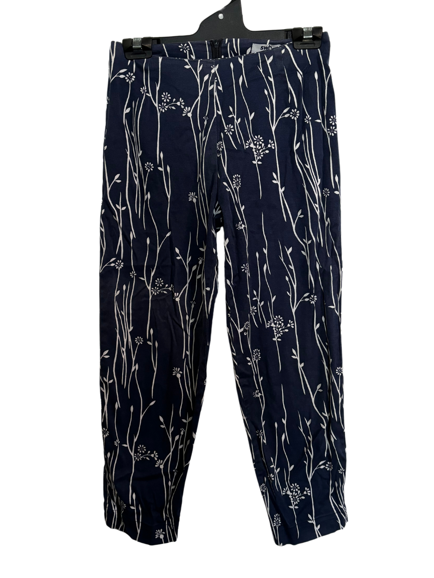 00s Dark Blue & White Floral 3/4 Capri Fitted Pants