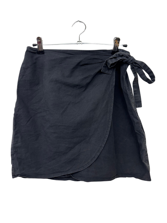 Black Mid Rise Wrap Short Skirt
