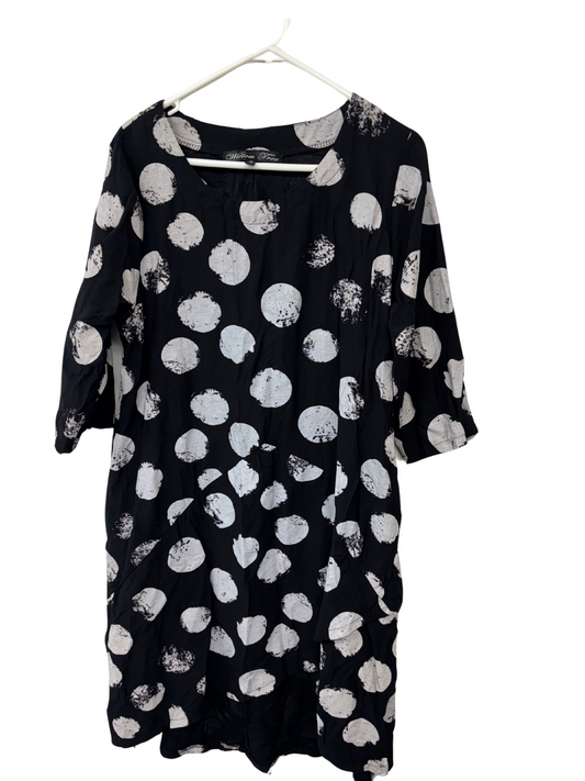 Black & White Circle 3/4 Sleeve Knee Length/Midi Dress